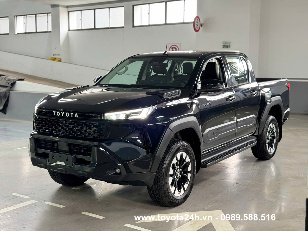 toyota-hilux-2.8AT-4x4-2026-mau-den-bang-gia-xe